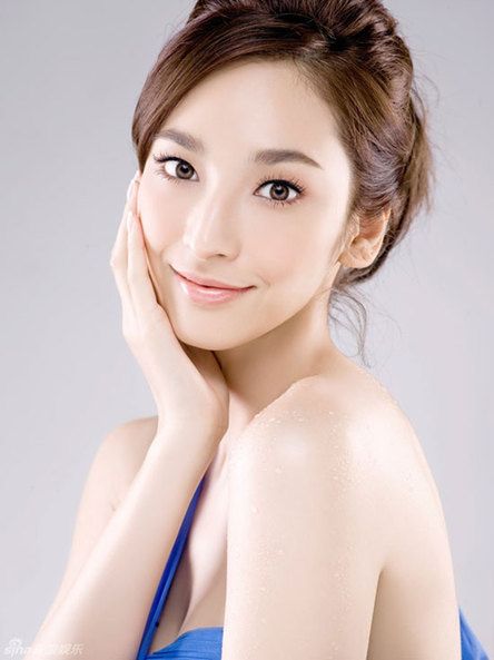吳佩慈寫真乳溝畢現 將清純與性感混搭