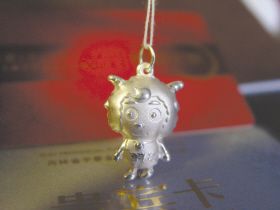 “成人兒童節(jié)”珠寶愛上愛麗絲(組圖)