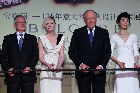 在2月16日舉辦開幕邀請Kirsten Dunst克莉絲汀·鄧斯特以及張曼玉同穿白色女神裝現身剪彩!