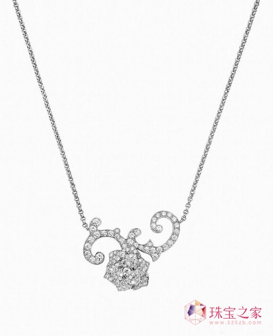PIAGET ROSE系列珠寶包括戒環、耳環、項鏈等一應俱全,作品包括不到十萬元即可擁有的巧致玫瑰戒環,亦有全球限量一只的微縮琺瑯彩繪玫瑰腕表、千萬元的頂級珠寶與鉆石神秘表等,網羅具時尚感的配件設計,適宜派對及各種場合的日常珠寶,以及最具伯爵代表性的華美藝術作品,玫瑰的千姿百態一覽無遺。