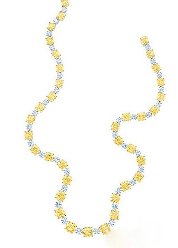 36顆濃彩蒂芙尼黃鉆,采用與著名的Tiffany Diamond(蒂芙尼黃鉆)完全一樣的切面,與白鉆交錯閃耀于一款美輪美奐的項鏈之上,黃鉆總重78.70克拉