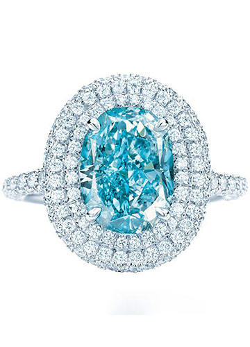 “蒂芙尼周年紀念藍”(Tiffany Anniversary Blue)艷彩綠藍色鉆石,重達2.51克拉,鉑金戒托上包圍鑲嵌璀璨白鉆
