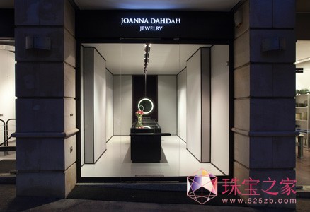 Joanna Dahdah ׶ؐأƳ(g)ׂ(g)錚O(sh)Ӌ(j)ϵк׌һeQ錚O(sh)Ӌ(j)bpProfessional Jewellers־ٝux2010Ӣ錚硰Hot 100錚ӢС