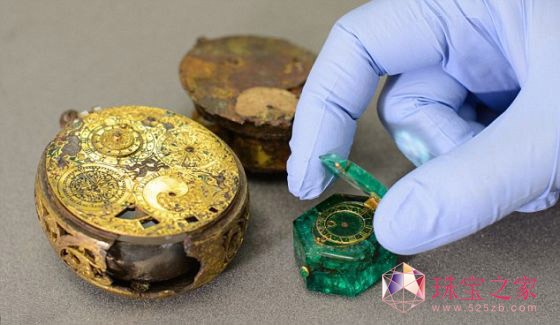 英國博物館首次展出350年前祖母綠表,這個手表是齊普賽寶藏的一部分,齊普賽寶藏是世界上最大的伊麗莎白一世時代和斯圖亞特王朝早期珠寶寶藏之一。