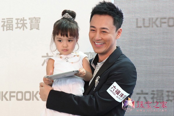 林峯與廣告中參與演出的小女孩陳映淳一同啟動六福珠寶全新「愛很美」廣告片