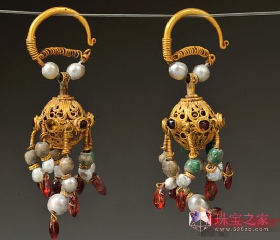 唐 嵌寶石蓮瓣紋金耳墜 唐 嵌寶石蓮瓣紋金耳墜
