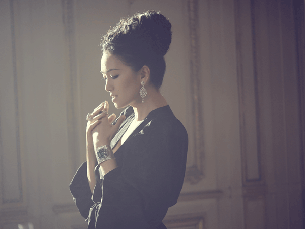Piaget˷\AI(xin)ӳSecrets & Lights߼錚ϵжƬ