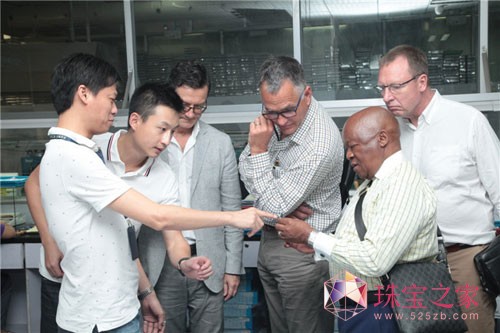 911գPGI(gu)HKf(xi)(hu)ϯ(zh)йHuw Daniel\ψDһЇ(gu)^(q)¿(jng)߂\ͬRoyalBafokeng PlatinumϷǻʼҰͷK˾ϯ(zh)йM(fi)r. Steve PhiriȵV߹ܵL錚_(d)F(tun)ѦjһӴ