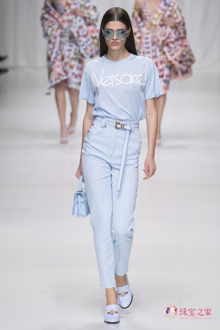 VERSACE ˼ O(sh)Ӌ(j)  r(sh)b Dv Ԫ Ħ ^